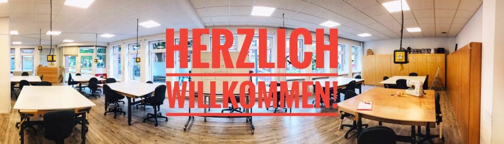 Panoramaaufnahme des Werkraums. Mittig als Titel "herzlich willkommen". Zur Einschulung der Physiotherapie und Ergotherapie.