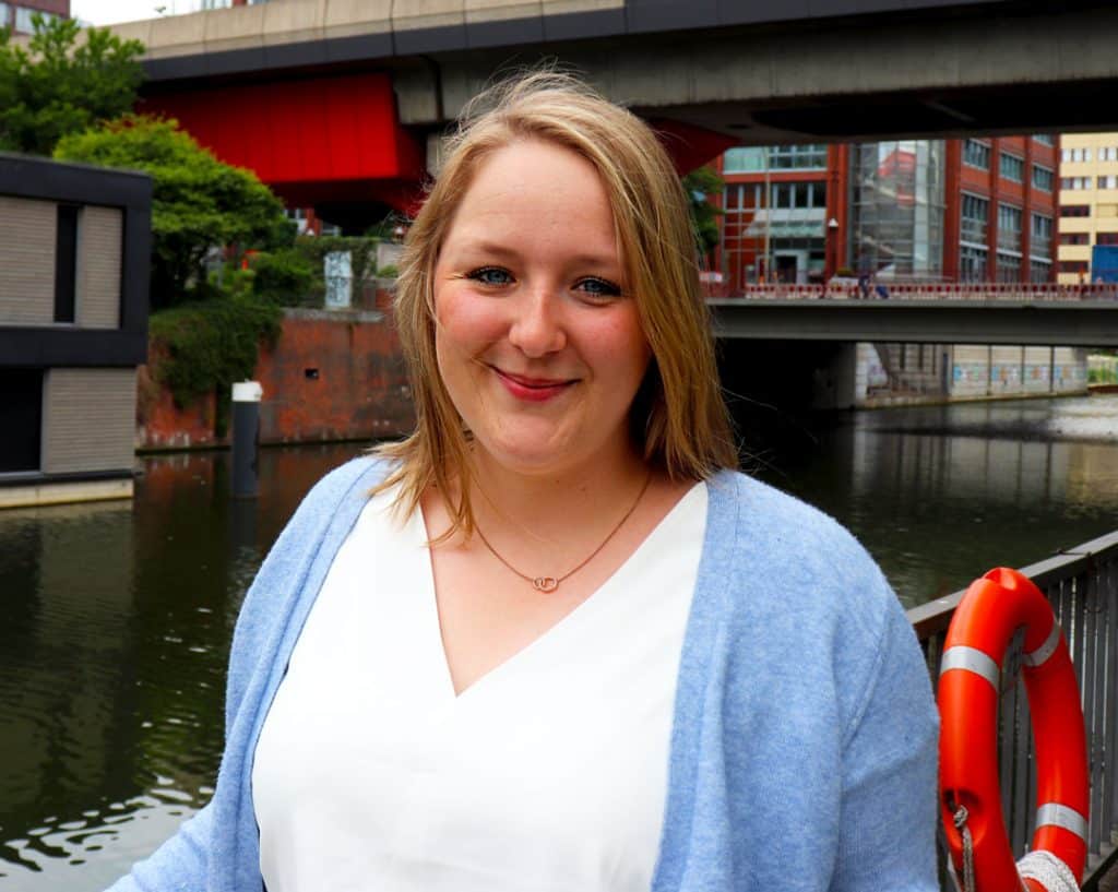 Die Schulassistenz der Ergotherapie. Sie hat blonde Haare und blaue Augen.