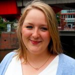 Die Schulassistenz der Ergotherapie. Sie hat blonde Haare und blaue Augen.