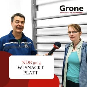 Mann mit Mikrofon. Interview mit einer Schülerin der Ergotherapie