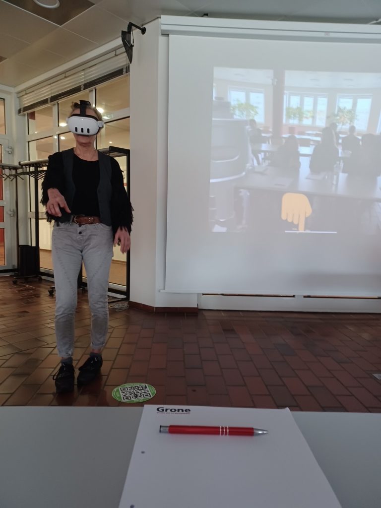 Die Bilder zeigen Mitarbeitende der Grone Wirtschaftsakademie mit einer 3D-Brille.