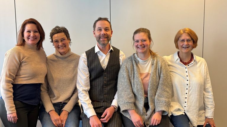 Das Bild zeigt gut gelaunte Frauen und ein Mann, die für das ESF-Projekt Level up! 2.0 arbeiten.
