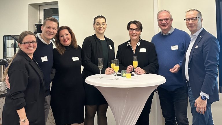 Das Bild zeigt Mitarbeitende und Partner*innen der Grone Wirtschaftsakademie