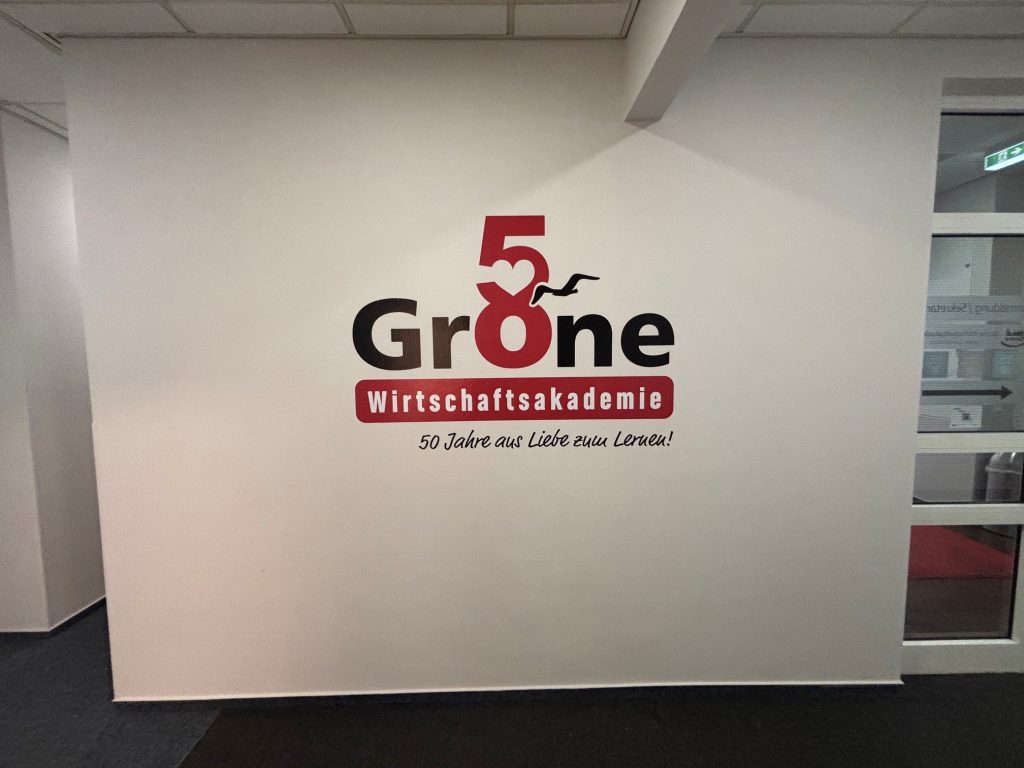 Das Foto zeigt das Jubiläums-Logo der Grone Wirtschaftsakademie als Wandaufkleber im Flur.