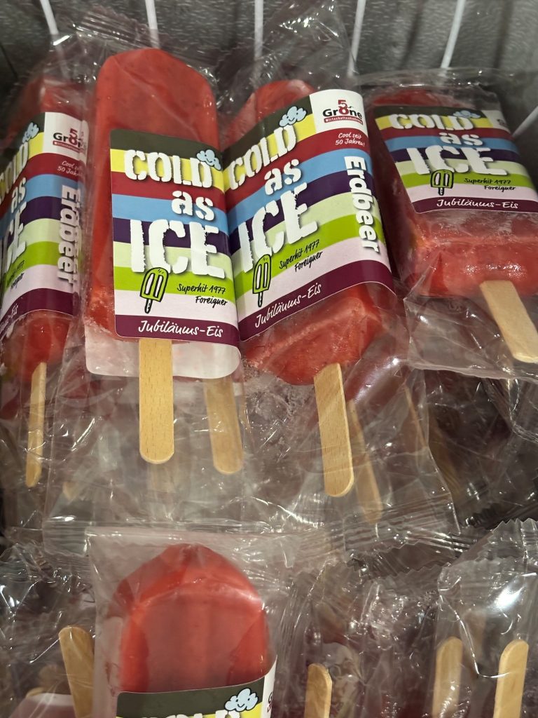 Das Foto zeigt das Jubiläums-Eis der Grone Wirtschaftsakademie.