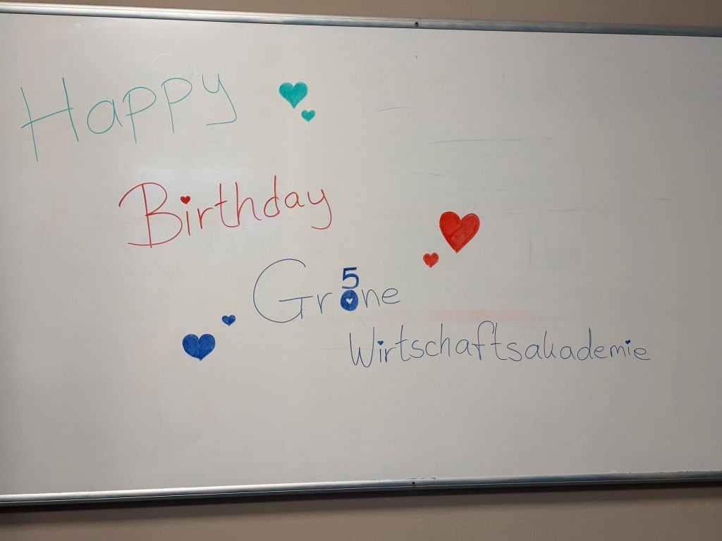 Das Foto zeigt ein beschriftetes Wandboard in einem der Unterrichtsraum in der Grone Wirtschaftsakademie.
