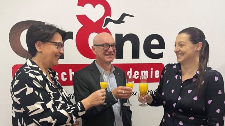Das Foto zeigt die beiden Akademieleiterinnen und den Geschäftsführer der Grone Wirtschaftsakademie.