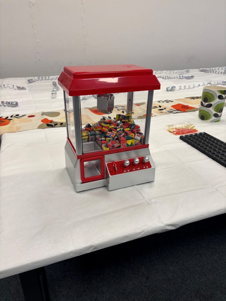 Das Foto zeigt einen Retro-Süßigkeiten-Automat in der Grone Wirtschaftsakademie.