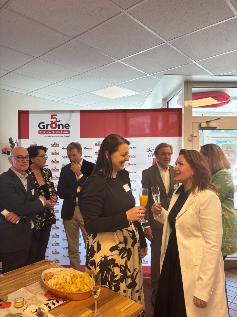 Das Foto zeigt Mitarbeitende der Grone Wirtschaftsakademie und Gäste.