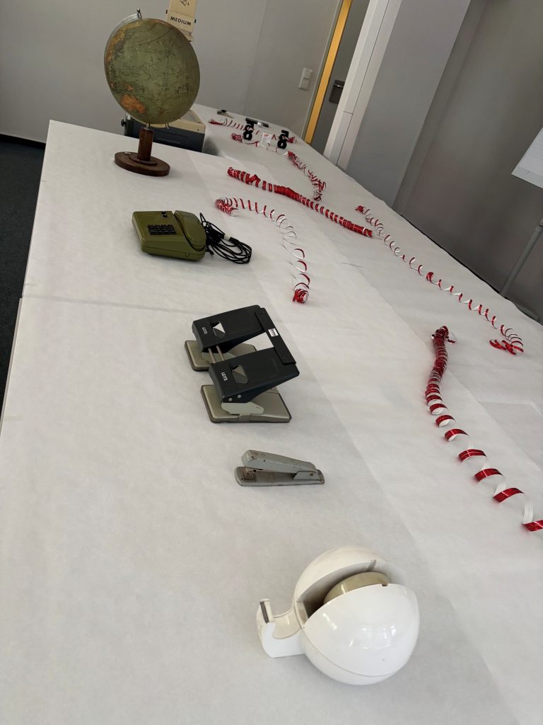 Das Foto zeigt Jubiläums-Dekoration inklusive Globus, Telefon, Locher in der Grone Wirtschaftsakademie.