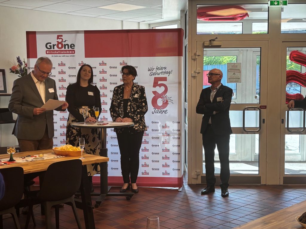 Das Foto zeigt den ehemaligen Akademieleiter der Grone Wirtschaftsakademie beim Grußwort.