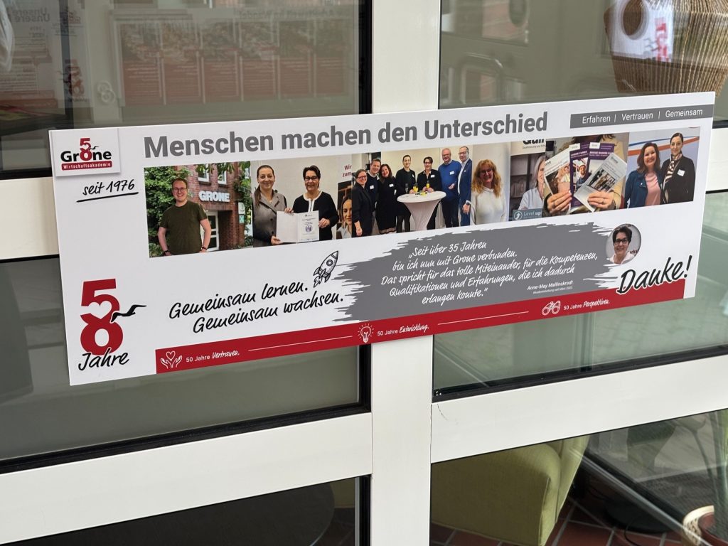 Das Foto zeigt Dekoration m Eingang.