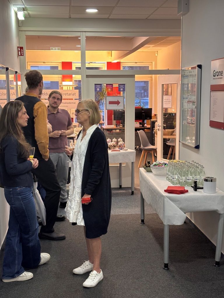 Mitarbeitende der Grone Wirtschaftsakademie unterhalten sich im Flur auf der Jubiläumsveranstaltung.