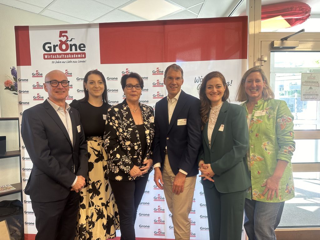 Zu sehen ist ein Bild von leitenden Mitarbeiten der Grone Wirtschaftsakademie und langjährige Partner*innen aus Politik und Wirtschaft.
